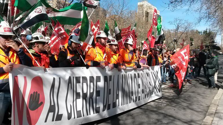 Los mineros en la manifestación de Madrid frente al Ministerio de Industria