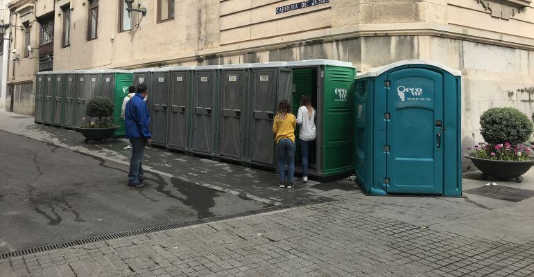 Aseos portátiles instalados al inicio de la Carrera de Jesús.