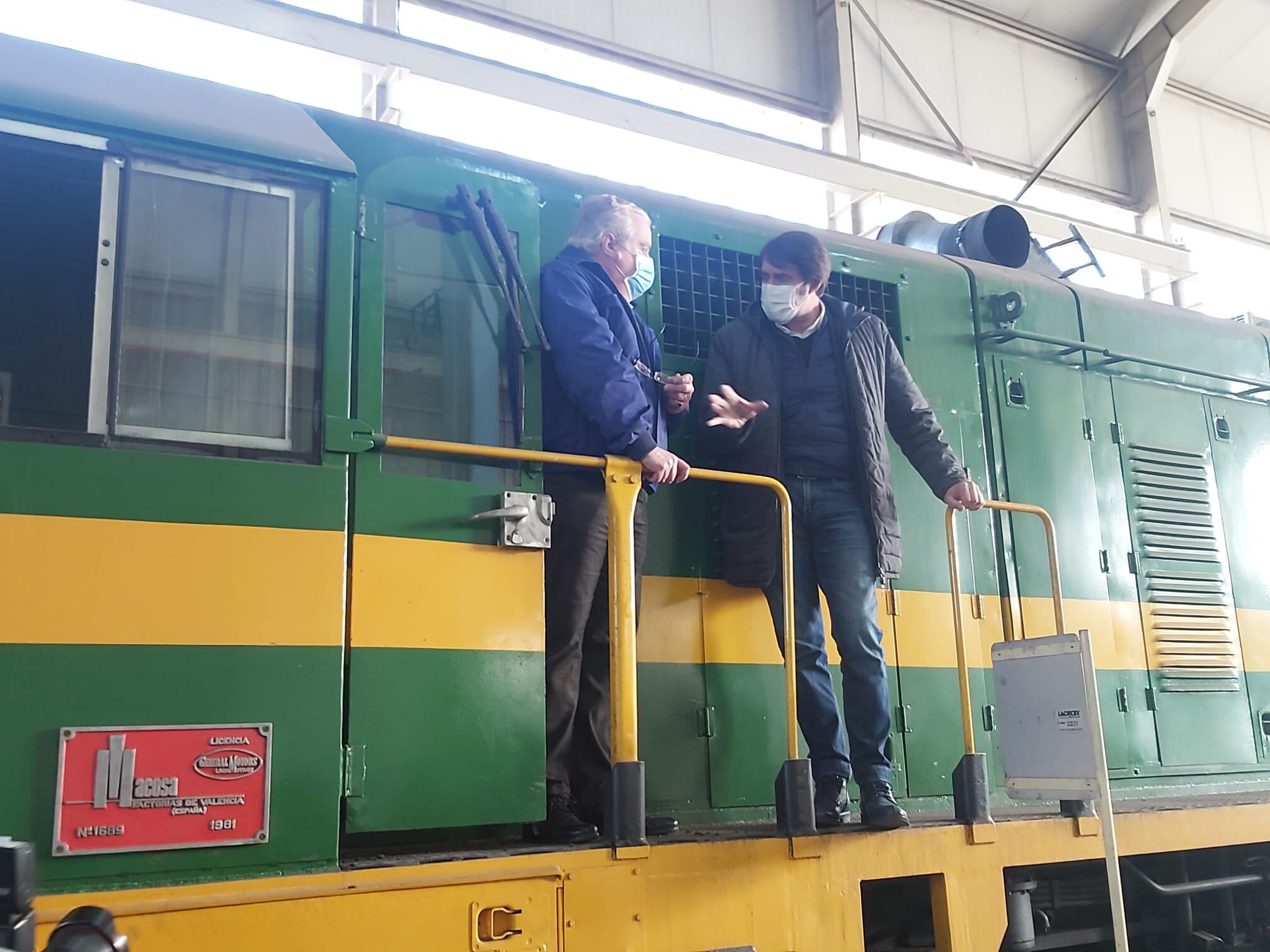 El candidato del PP, Juan Carlos Suárez-Quiñones visita los talleres ferroviarios en Villablino