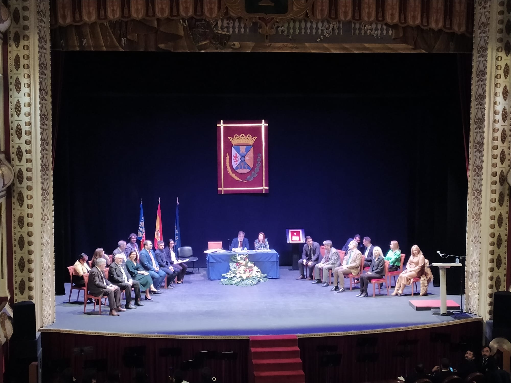 Inicio del acto, en el Teatro Chapí