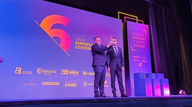 El momento de recibir la distinción para Industrías Seguí Alcoy en la gala celebrada en el Teatro Principal de Alicante.