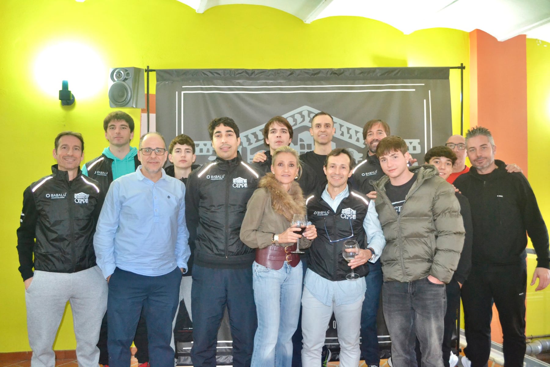 Parte de los participantes y organizadores en el aperitivo final acabado el torneo