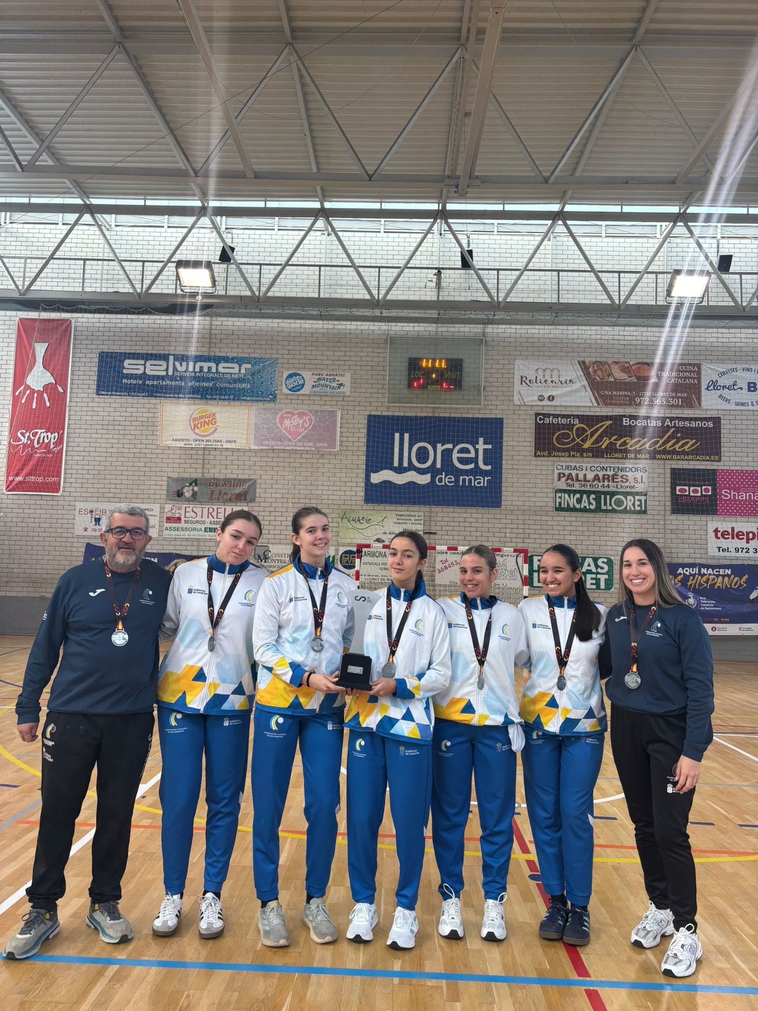 Jugadoras tiñoseras y entrenador de la selección canaria cadete en el Campeonato de España de selecciones autonómicas.