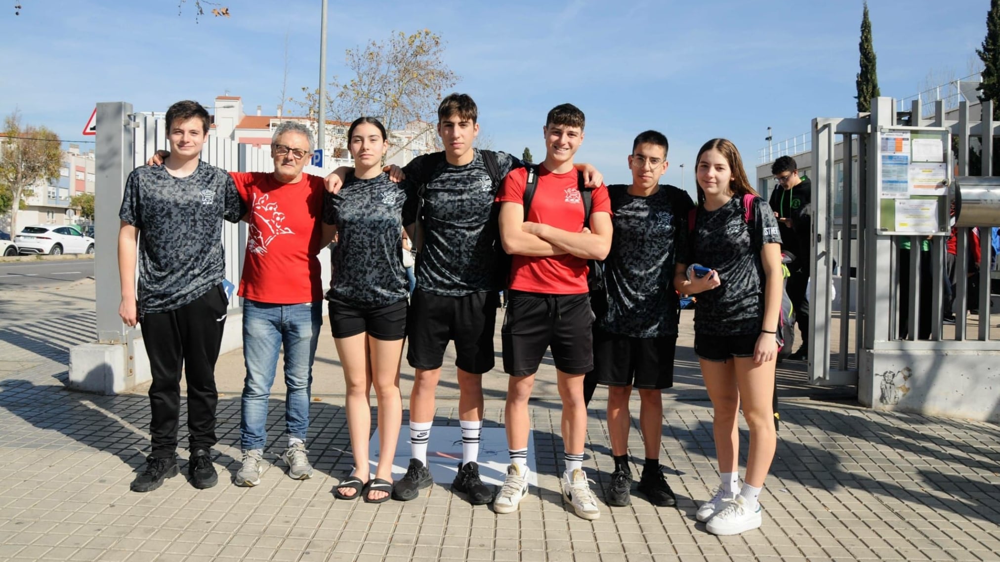 Nadadores del C.E.E. con su entrenador, en Castellón