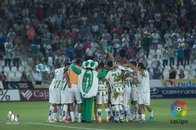 El equipo haciendo piña al finalizar un partido 