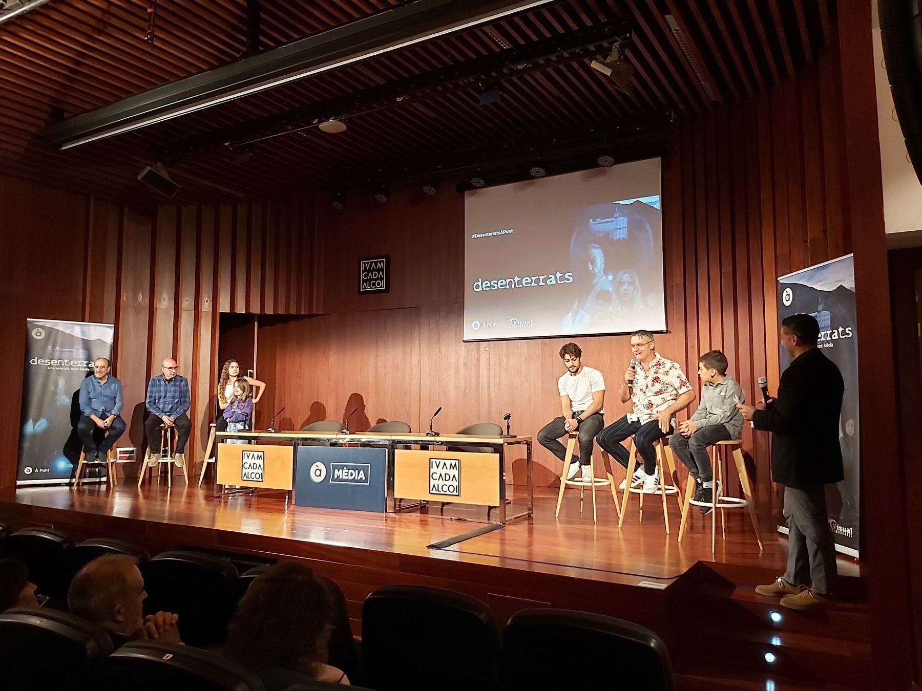 Els actors han pujat a l'escenari a explicar les seues experiències durant el rodatge