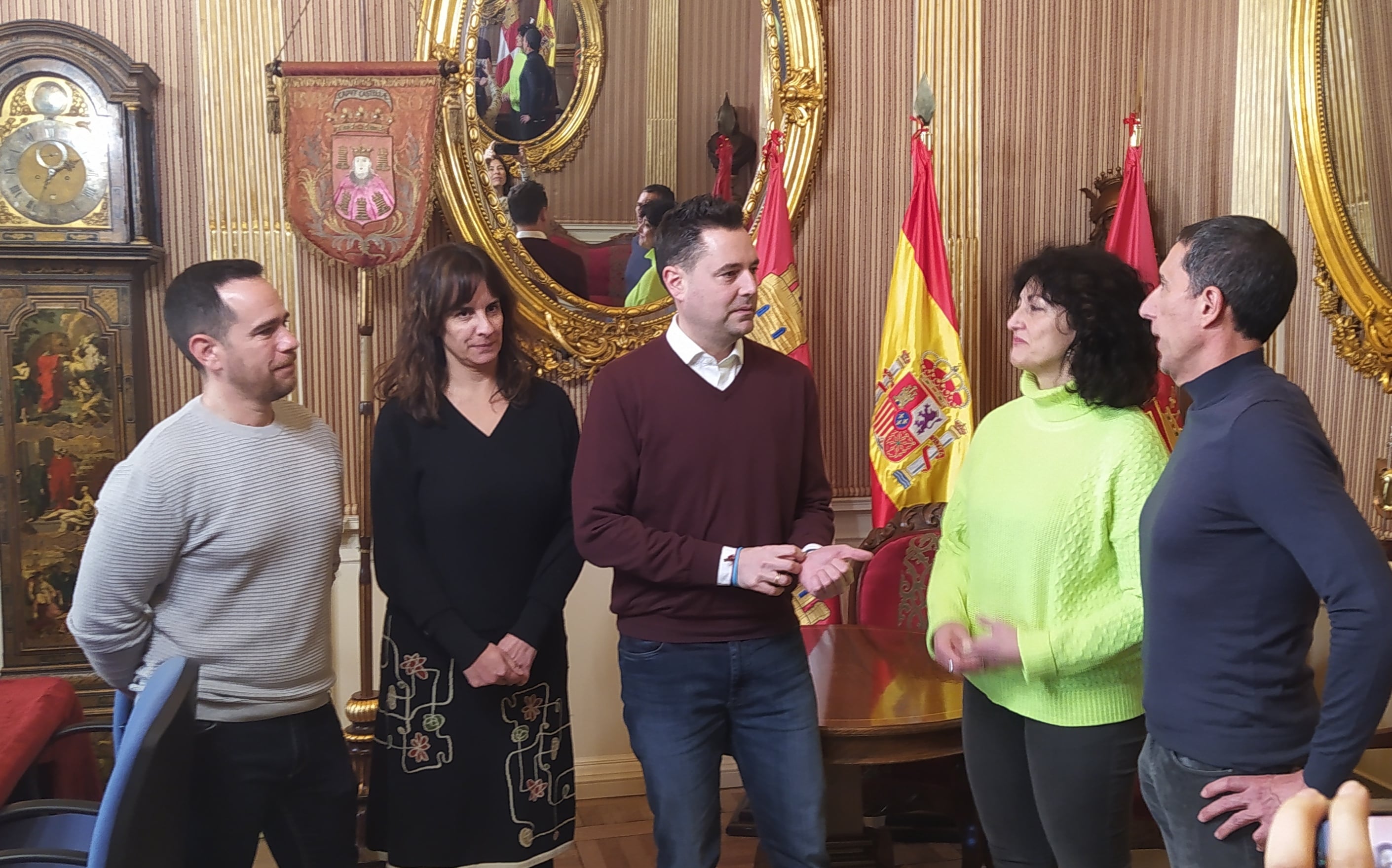 Profesores de la UBU presentan al alcalde De la Rosa el XXXIII Congreso Internacional del Español que se celebrará en Burgos