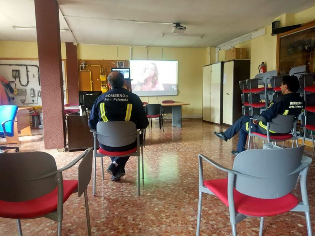 Los Bomberos palentinos reciben instrucciones a través de vídeo conferencia