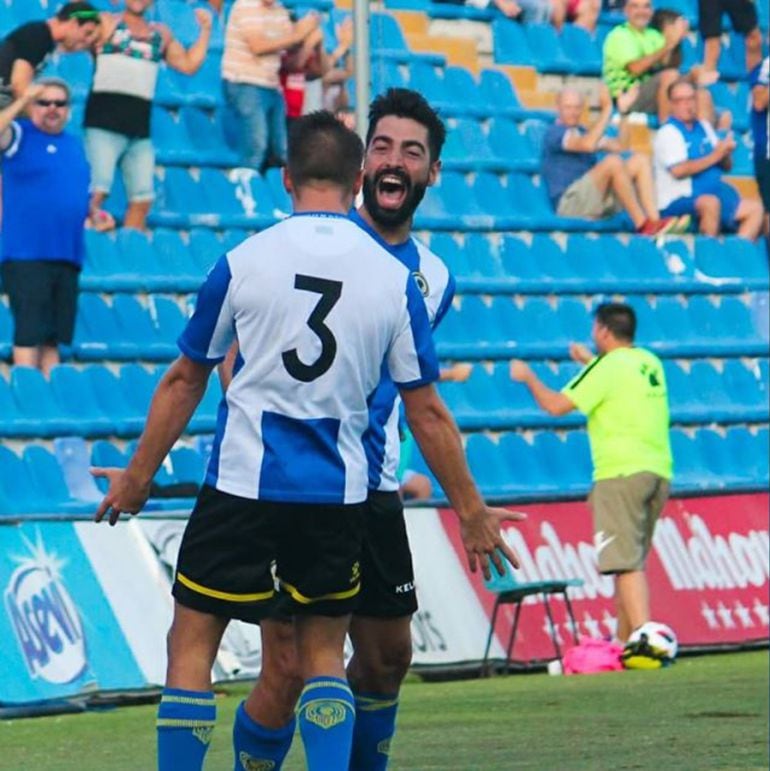 Carlos celebra el gol marcado al Espanyol B con Nani