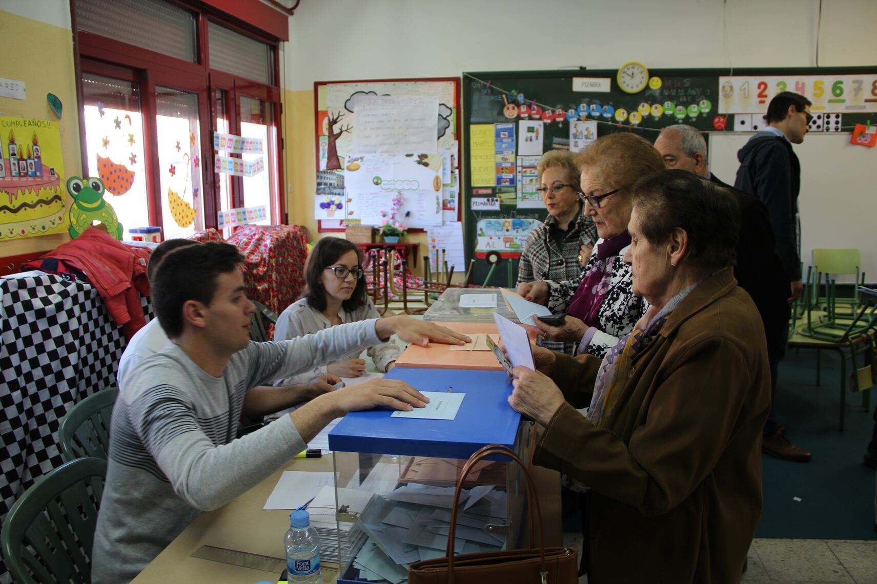 Varias mujeres ejercen su derecho al voto en las elecciones municipales de Cuéllar en 2019