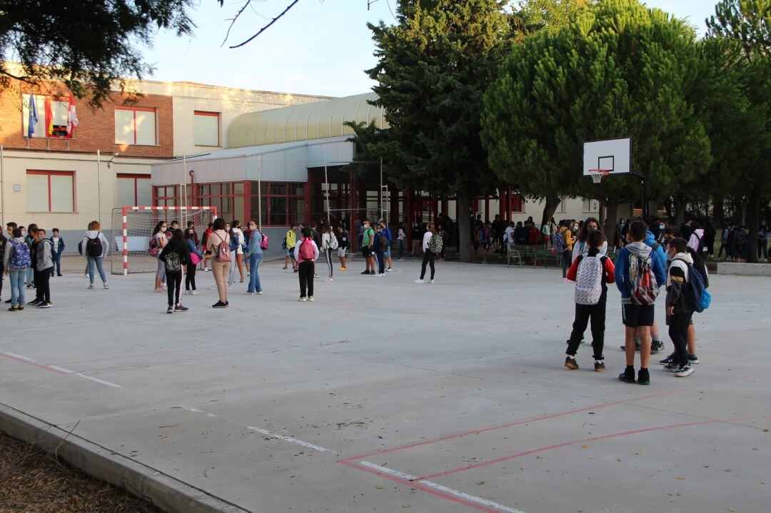 Alumnos esperan en los exteriores del IES Marqués de Lozoya de Cuéllar