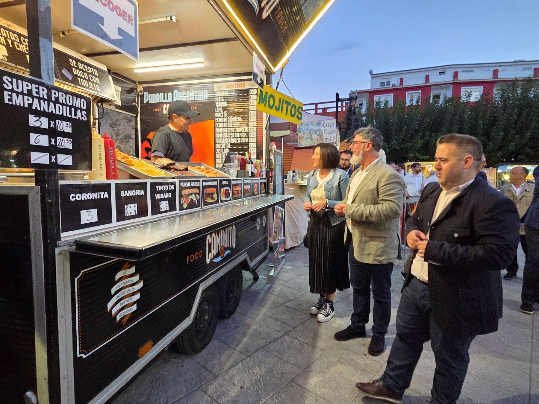 Saúl Serrano, Vicent Molina i Carol Ivàñez parlant amb un dels responsables d'un dels punts de venda de la fireta