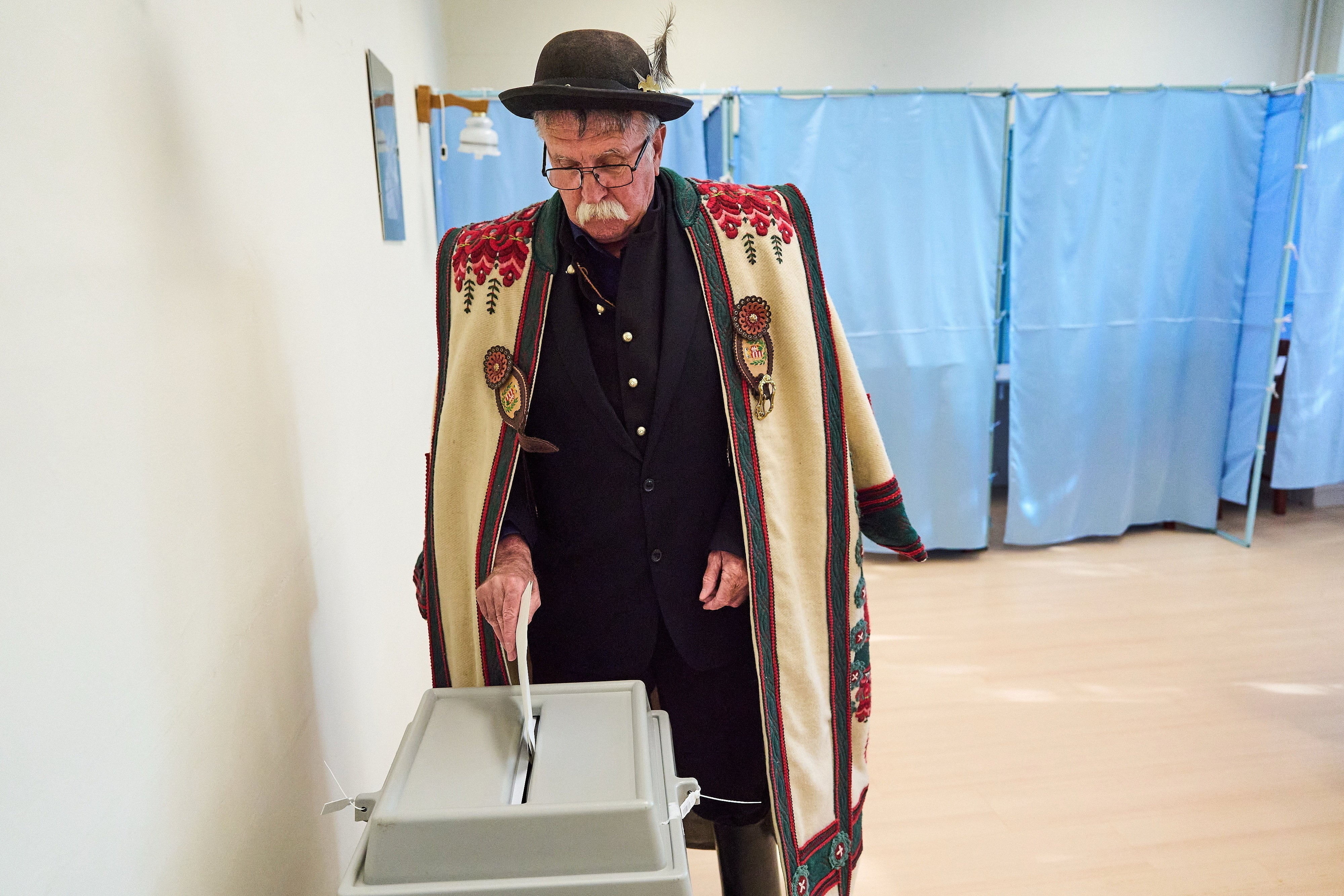 Jozsef Toth, pastor, vota en Hortobágy (Hungría)