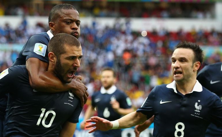 Karim Benzema festeja un tanto con Francia junto a Valbuena 