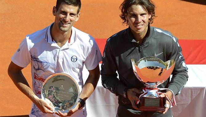 El serbio Novak Djokovic y el español Rafael Nadal posan con los trofeos tras disputar la final del Masters de Montecarlo en Roquebrune Cap Martin (Francia). Nadal se impuso por 6-3 y 6-1 consiguiendo este título por octava ocasión consecutiva.