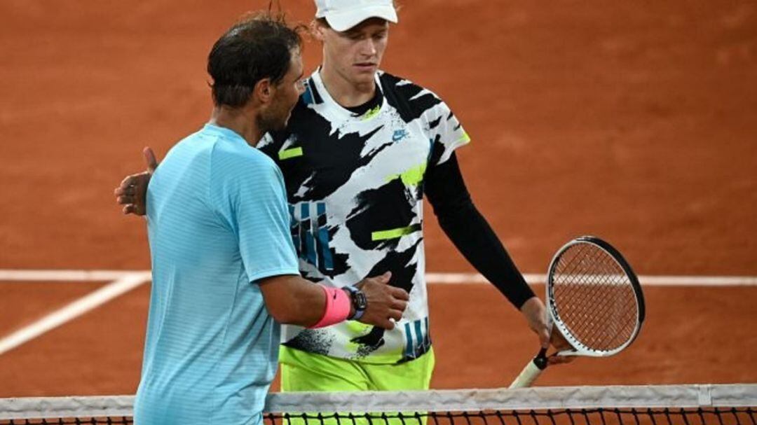 Nadal y Sinner, tras enfrentarse en Roland Garros 2020 (AFP)