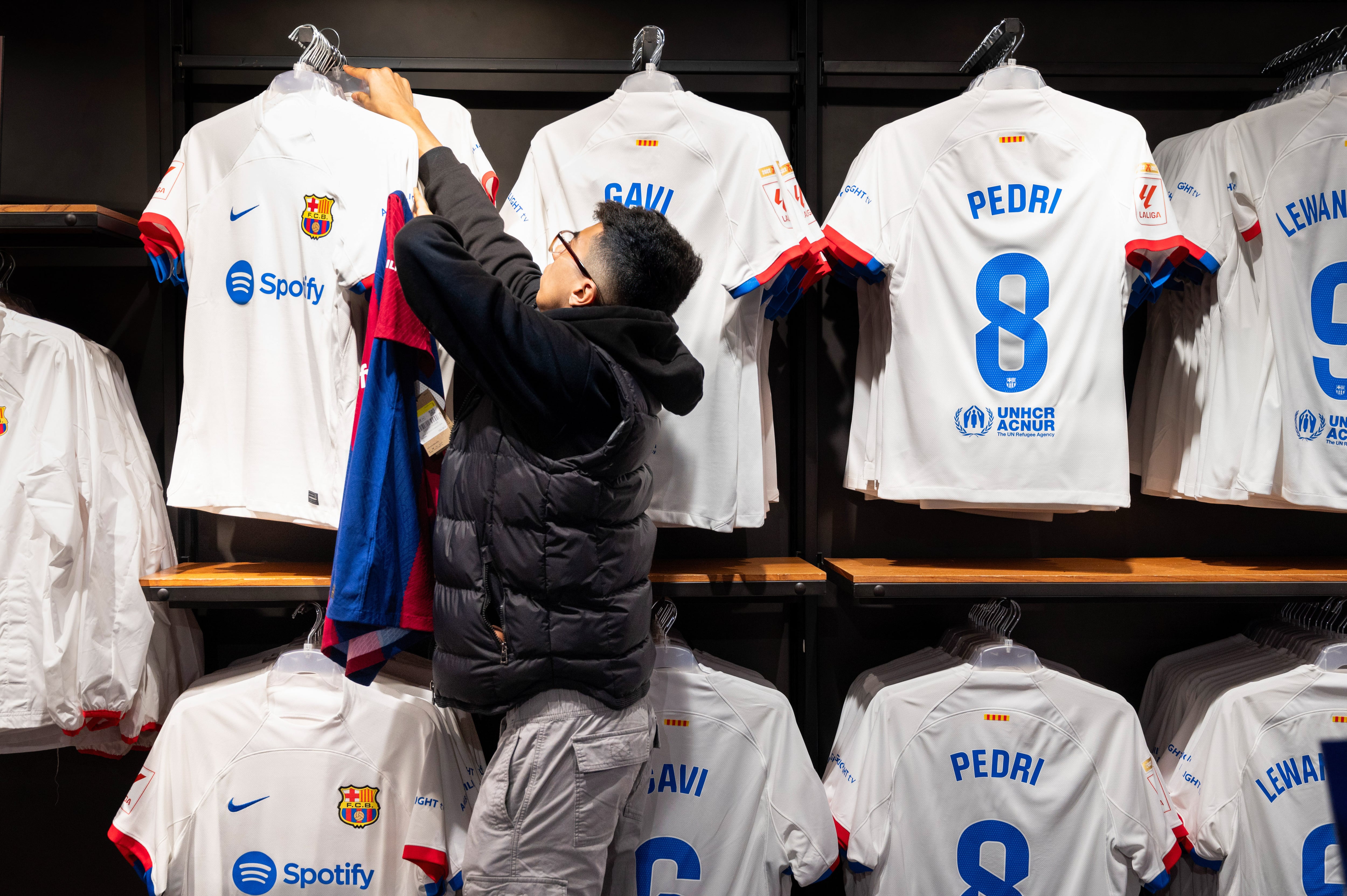 Camisetas del FC Barcelona en una tienda oficial