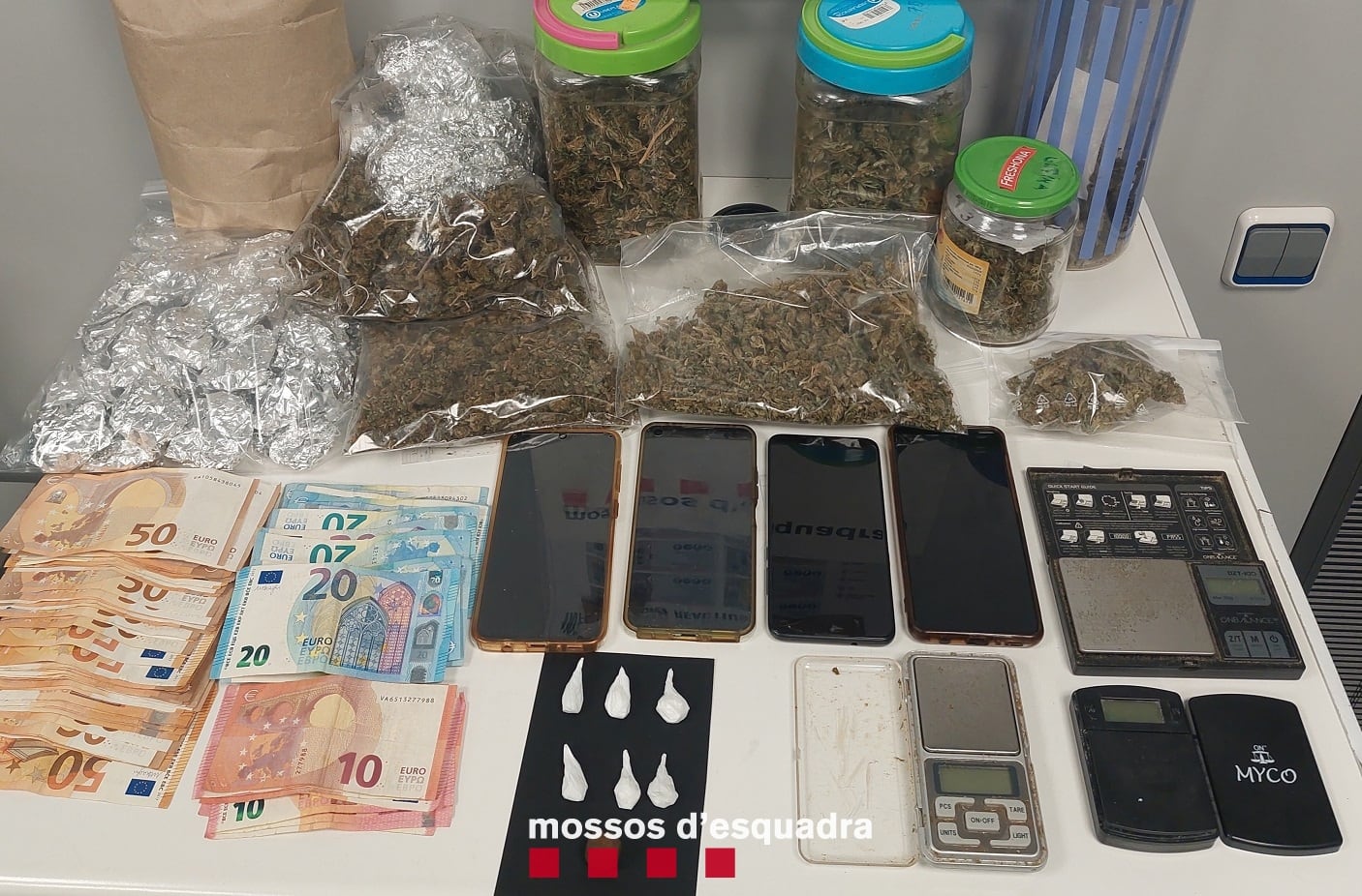 Droga, diners i altres objectes intervinguts pels Mossos d&#039;Esquadra en anteriors operacions policials