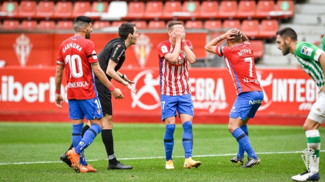 Los jugadores rojiblancos se desesperan tras el penalti no señalado a favor del Sporting.