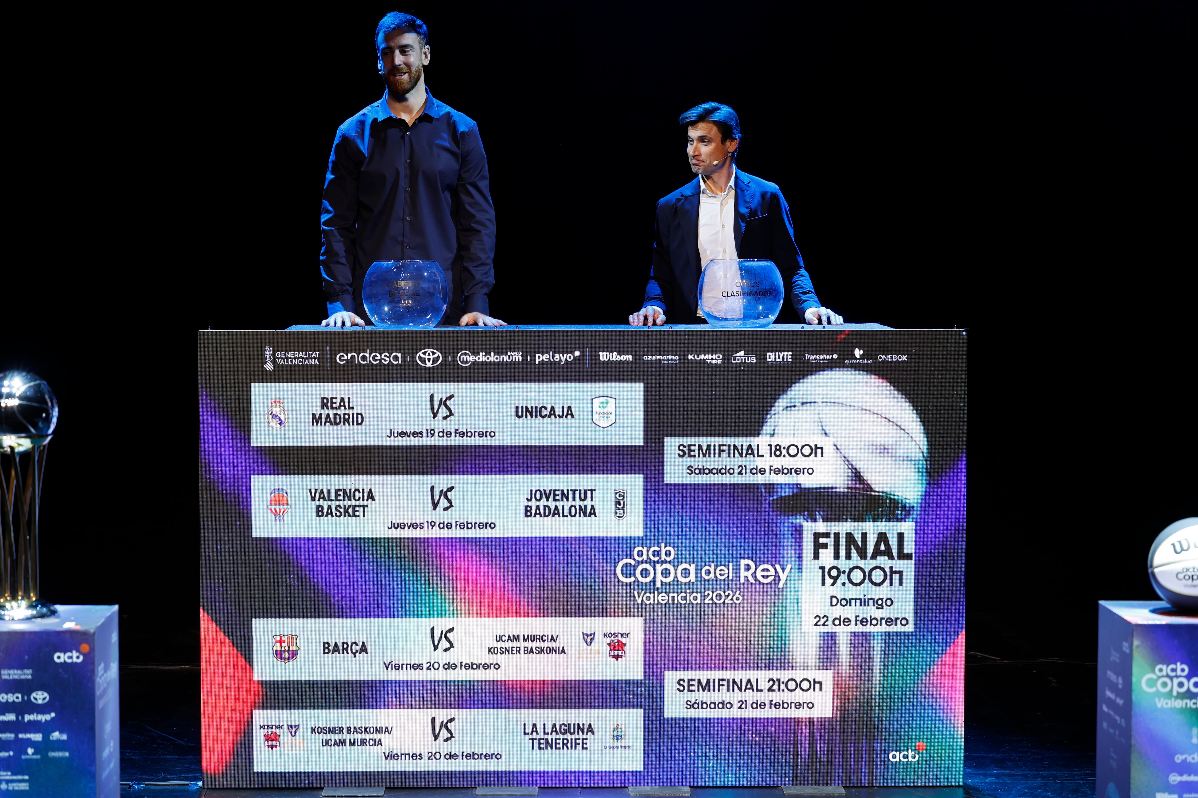 VALENCIA, 26/01/2026.- El exjugador de baloncesto Víctor Claver (i) y el extenista profesional David Ferrer (d) durante el sorteo de emparejamientos de los cuartos de final la Copa del Rey de ACB de baloncesto celebrado este lunes en Valencia. EFE/ Ana Escobar