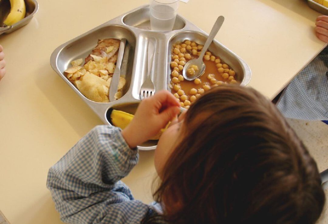 Un alumno en un comedor escolar