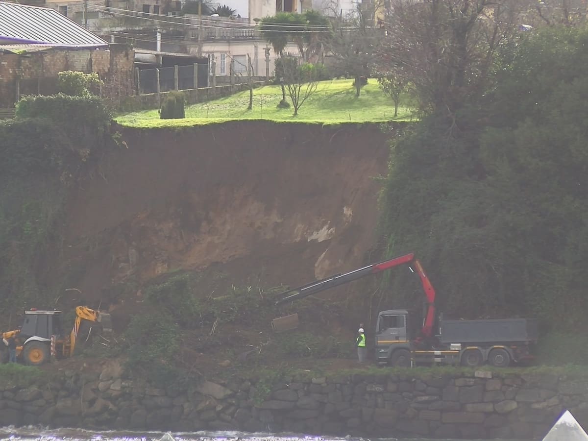 Herida una mujer en Alcabre por un desprendimiento de tierra causado por el temporal