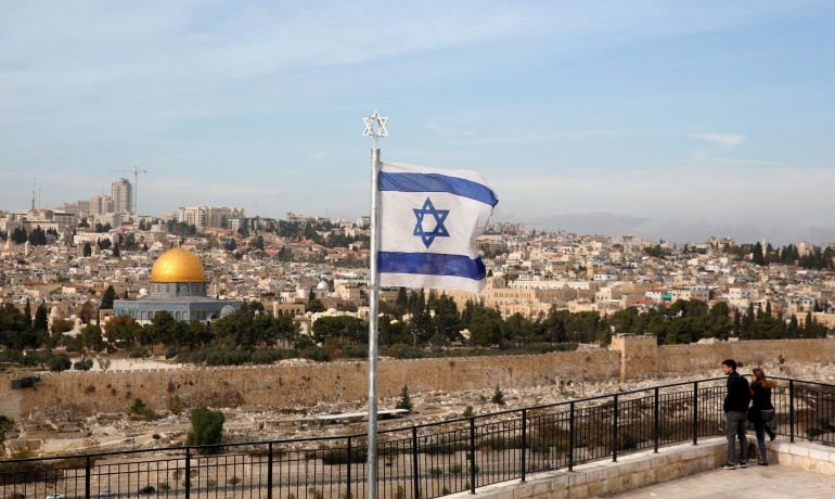 Visitantes observan el antiguo cementerio judío en el Monte de los Olivos en la ciudad vieja de Jerusalén.