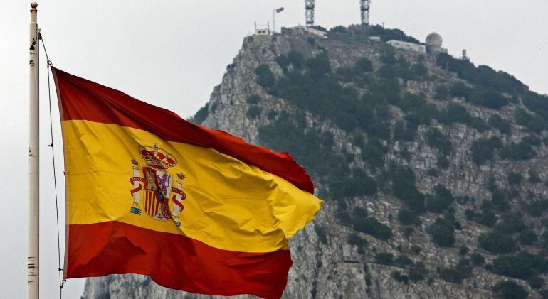 Una bandera española ondea frente al peñón de Gibraltar.