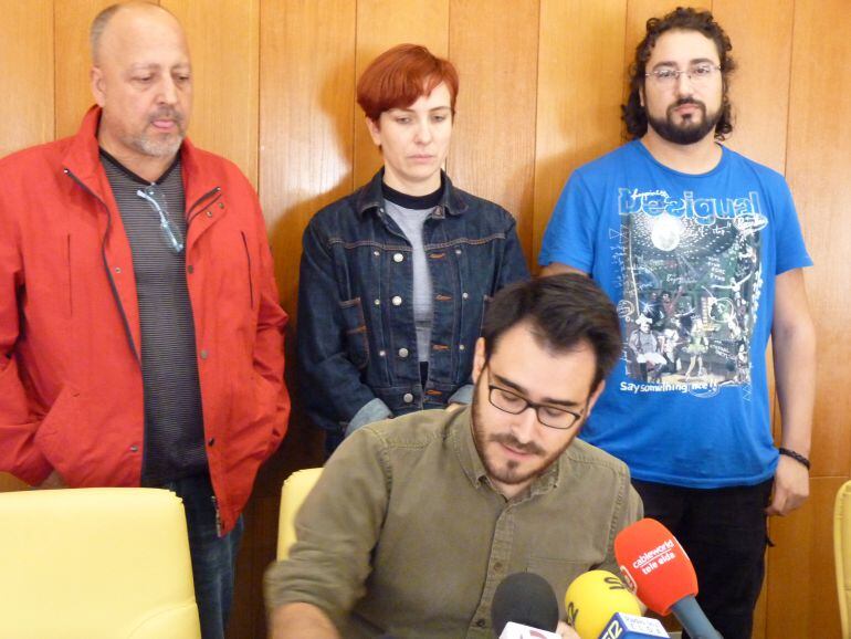 Imagen de rueda de prensa donde García se ubica a la izquierda de la imagen