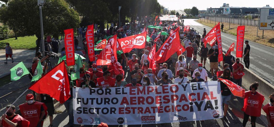 Miles de personas han colapsado el paseo John Lennon y han desembocado en el Ayuntamiento para protestar por los despidos en Airbus