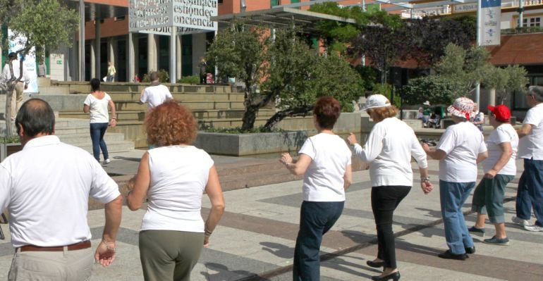 Mayores en una actividad frente al ayuntamiento de Alcobendas