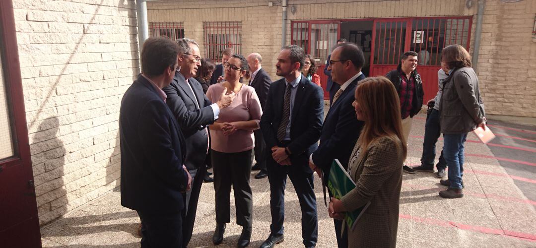 El consejero de Educación madrileño Enrique Ossorio, en el colegio Miguel de Cervantes de Leganés