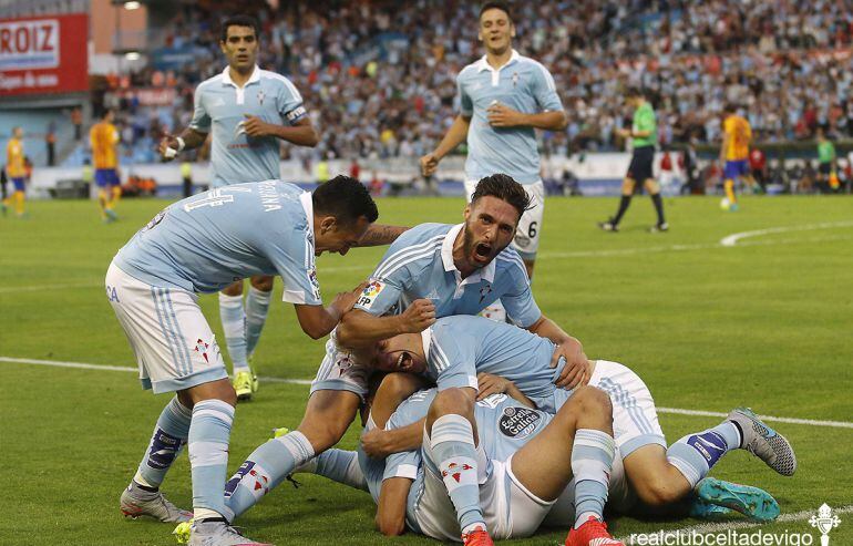 Sergi Gómez celebra un gol del Celta en un partido en Balaídos