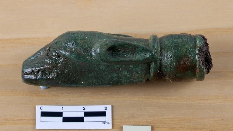 Mango de bronce decorado con cabeza de perro encontrado en el yacimiento.