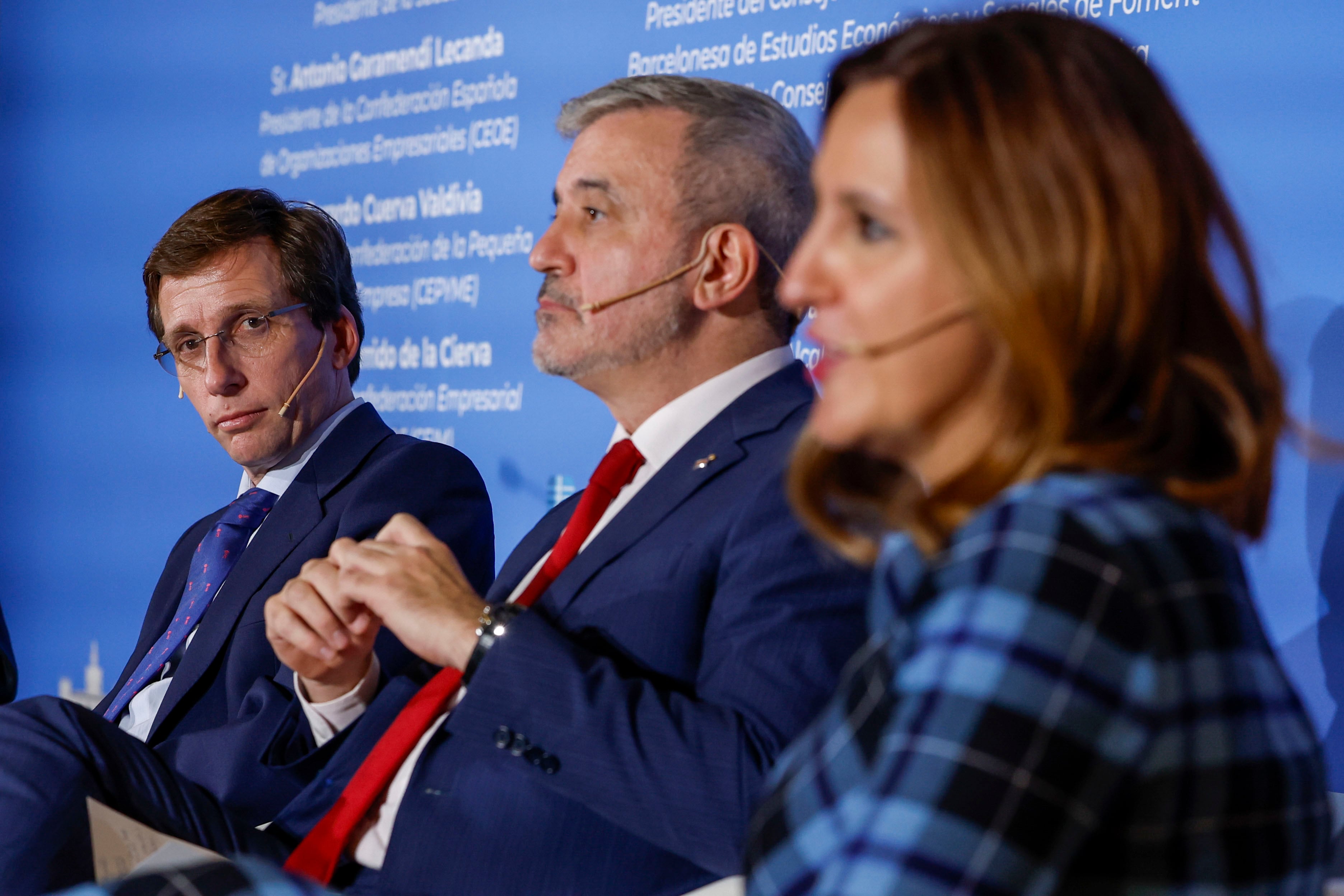 El alcalde de Madrid, José Luis Martínez-Almeida, el alcalde de Barcelona, Jaume Collboni y la alcaldesa de Valencia, María José Catalá, participan en la mesa redonda La ciudad del siglo XXI, organizada por Sociedad Barcelonesa de Estudios Económicos y Sociales, este martes en el Palacio de Miraflores en Madrid