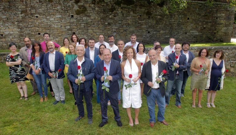 El candidato a la Xunta por el PSdeG, Xoaquín Fernández Leiceaga, posa en Santiago para una fotografía de grupo con miembros de las candidaturas