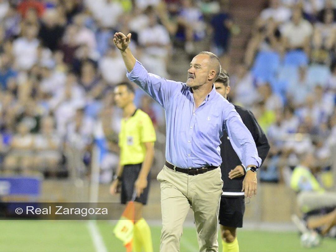 Víctor Fernández da instrucciones en el último partido de liga