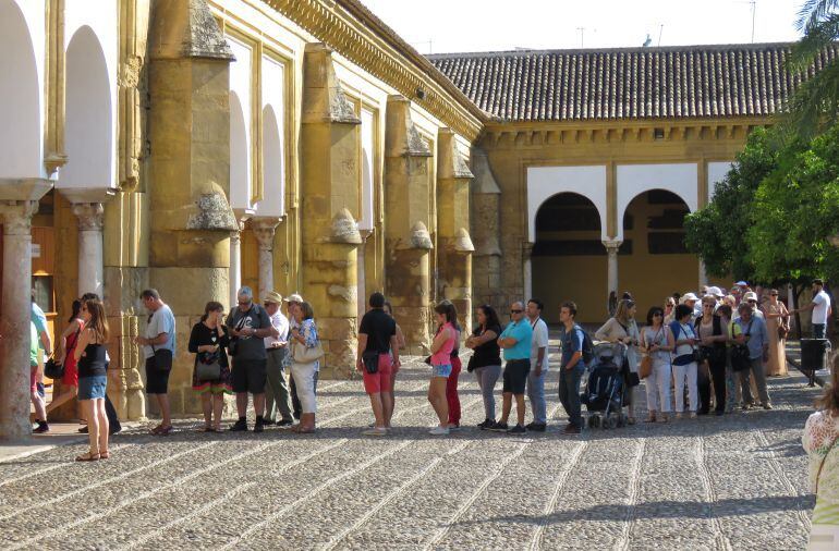 Colas a la puerta de la Mezquita.