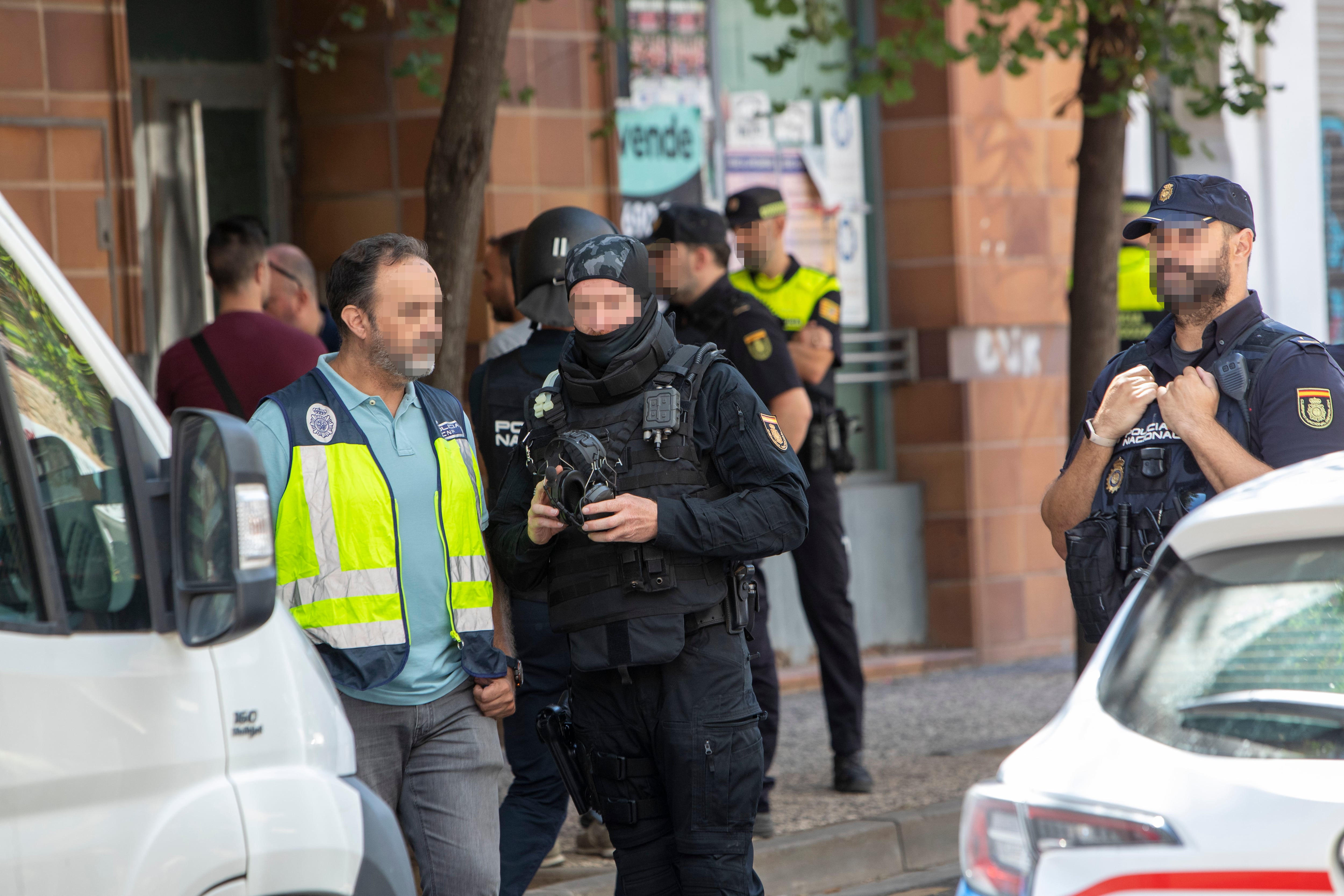 Agentes de la Policía y del Grupo Especial de Operaciones custodian la calle donde se ha producido un tiroteo en el que han resultado heridas de bala dos personas y del que aún se desconoce la autoría, este viernes en el barrio de Torrero de Zaragoza. EFE/ Javier Belver