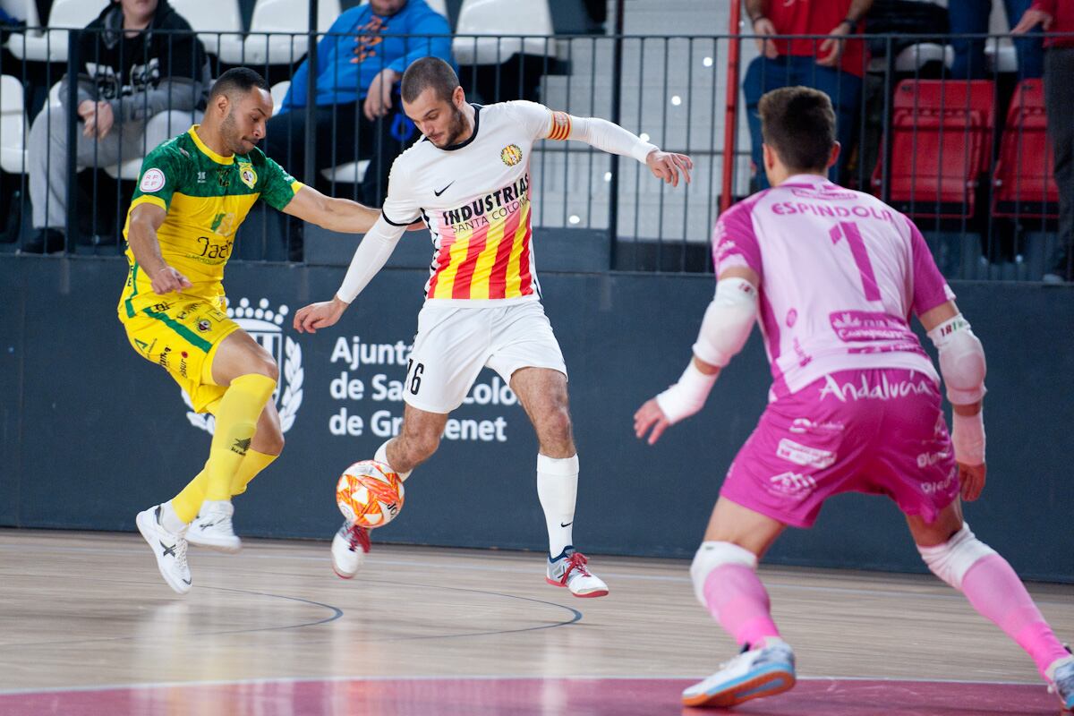 El portero Espíndola fue el mejor del cuadro jiennense, evitó con sus paradas que el equipo catalán se acercara en el marcador en momento decisivos del partido