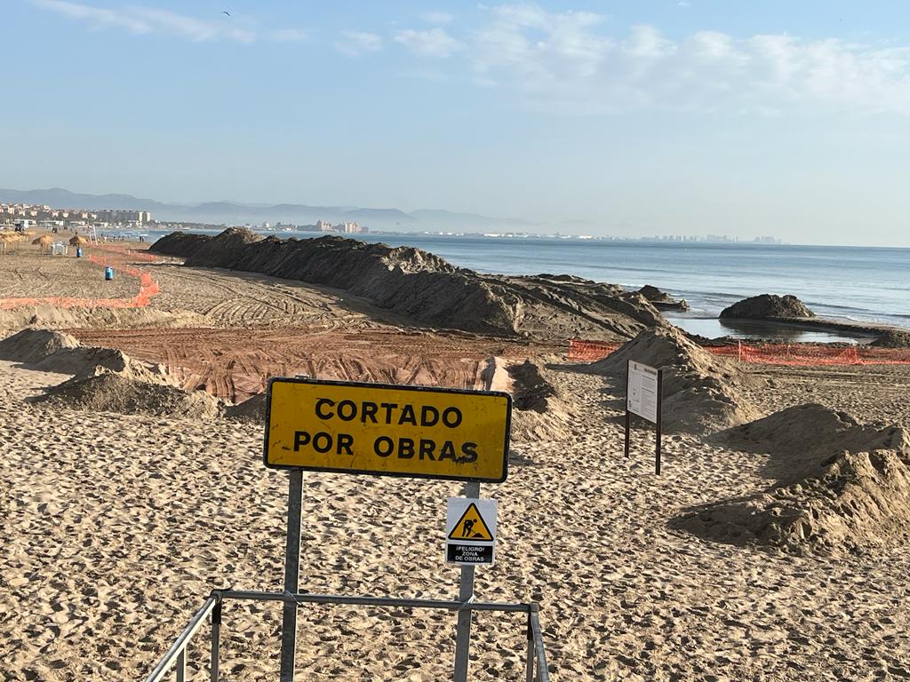 Obras de extracción de arena en la playa de El Cabanyal de València.