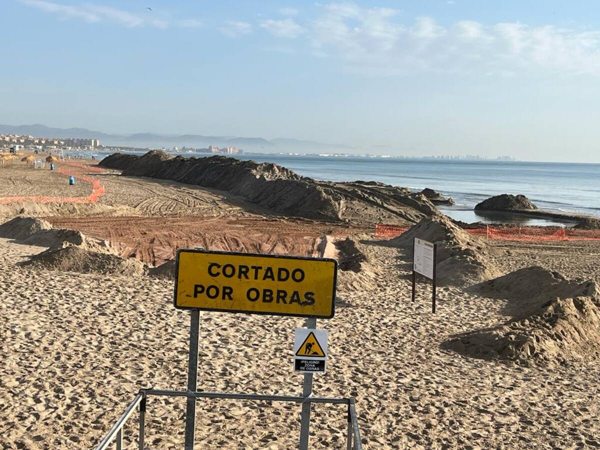 El PP critica las obras de extracción de arena en una playa de València en pleno puente de mayo