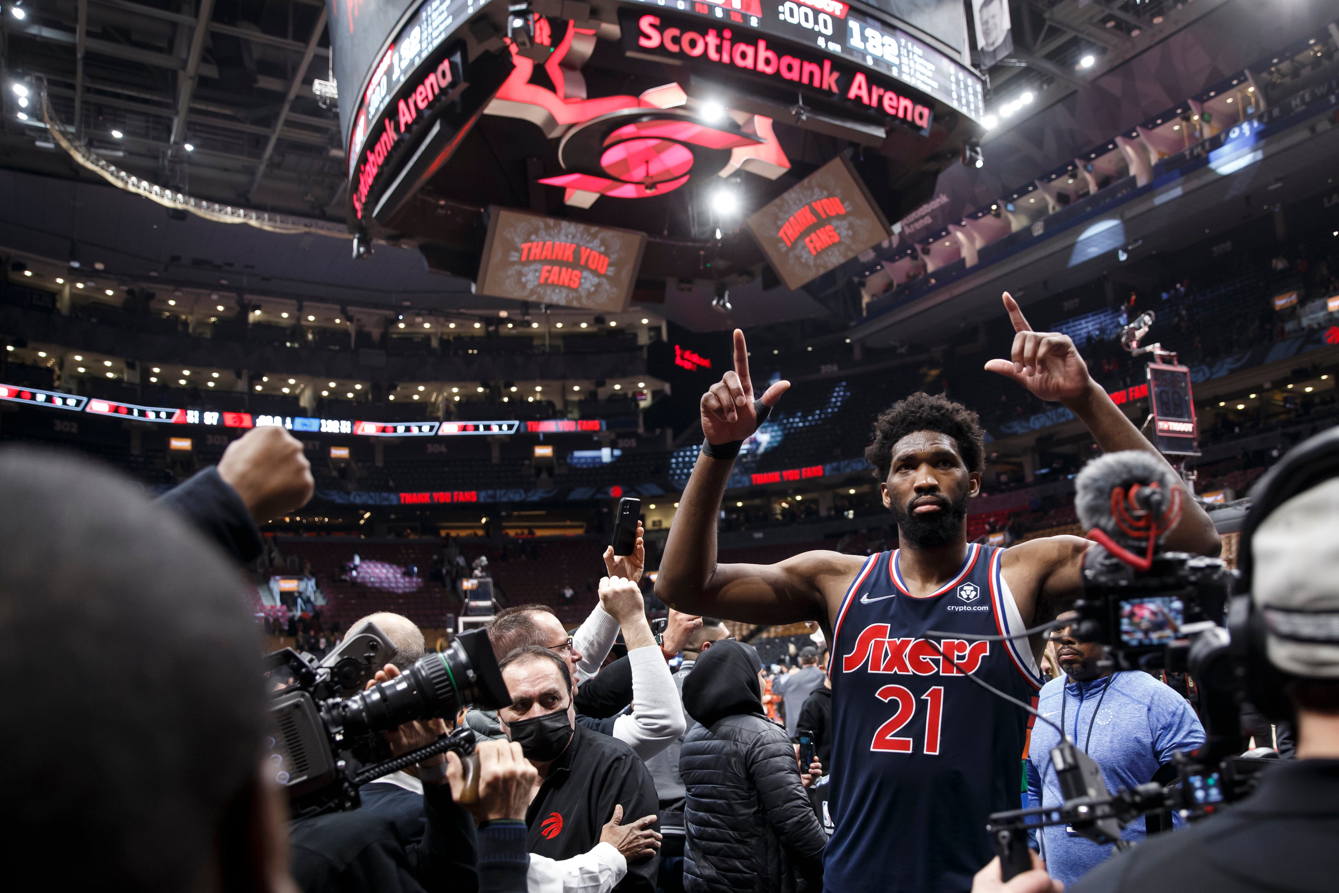 Joel Embiid durante la serie Toronto-Sixers de playoff