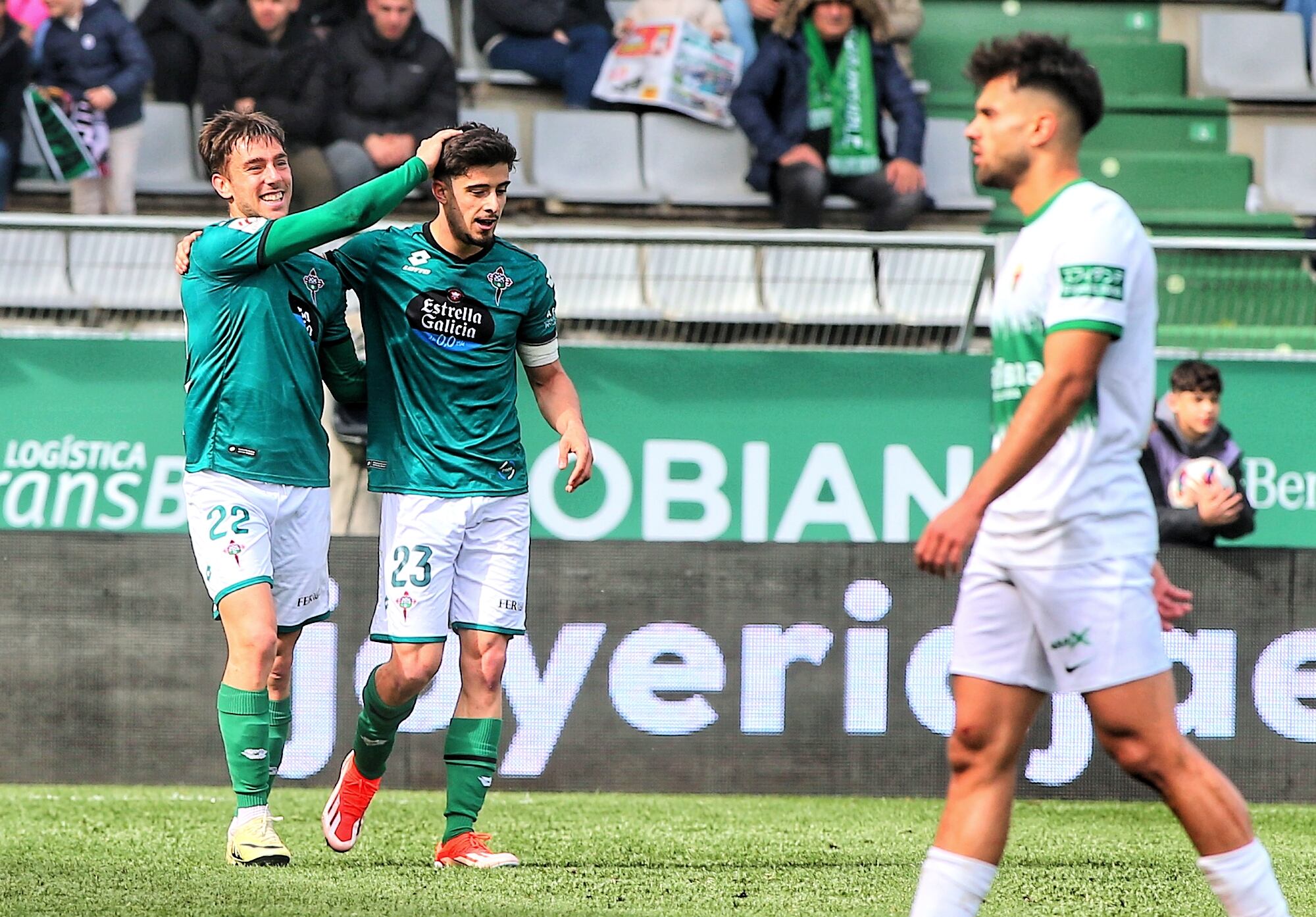 Iker Losada felicita a Nico Serrano tras su gol en el Racing-Elche de A Malata (foto: Mero Barral / Cadena SER)