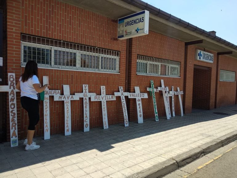 Imagen de archivo de vecinos de Barruelo colocando 16 cruces simbolizando las 16 entidades locales afectadas por la decisión de la Junta