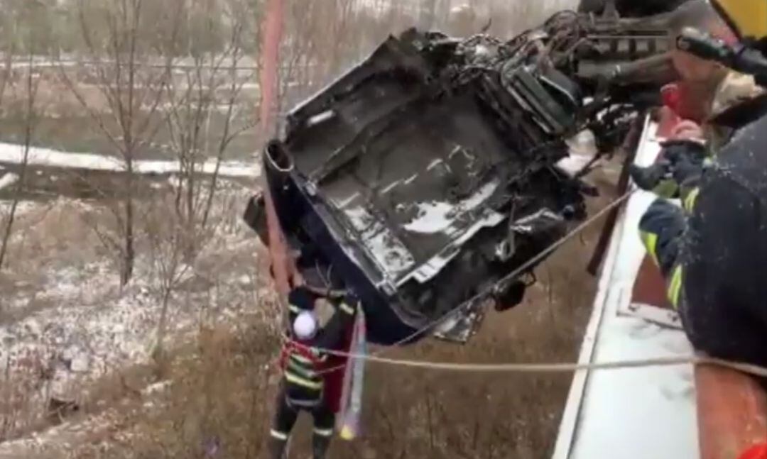 Angustioso rescate en China a un conductor que había quedado colgando de un puente