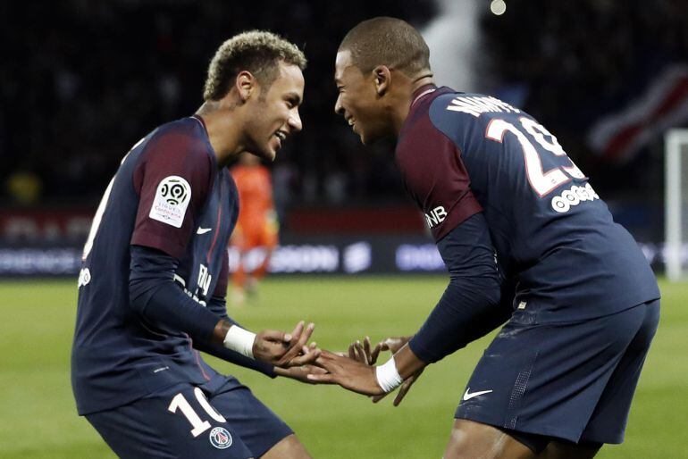 Mbappé y Neymar celebran uno de los goles del PSG ante el Olympique 