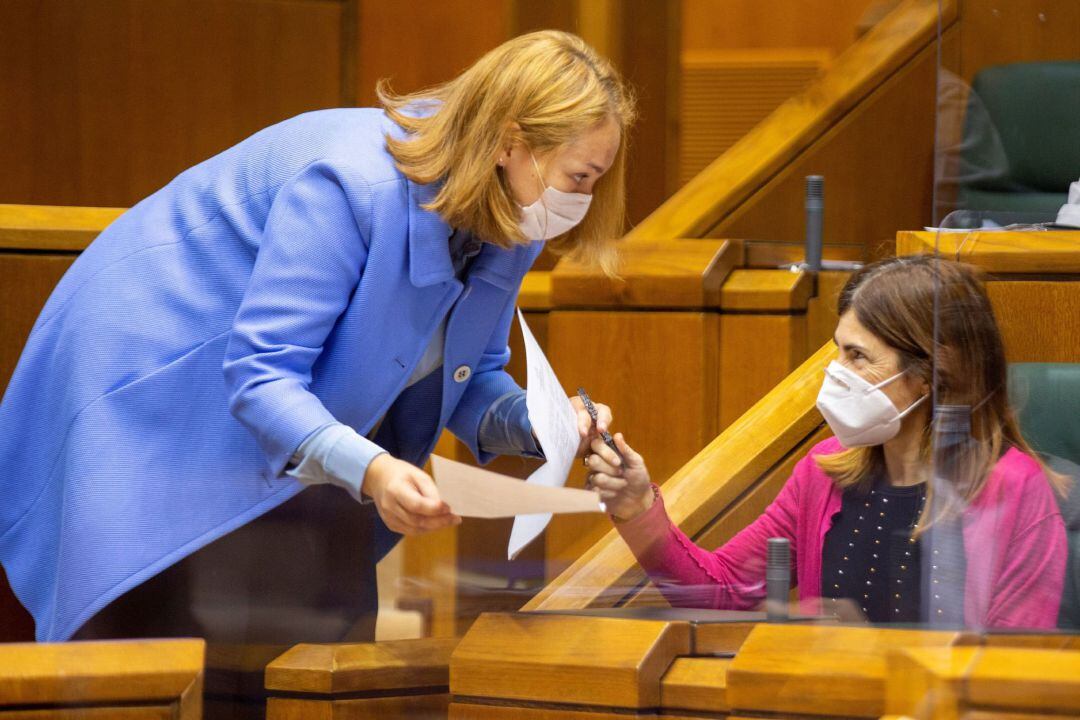 La parlamentaria de la coalición PP+Cs Muriel Larrea (i), y la portavoz de Elkarrekin Podemos IU, Miren Gorrotxategi, durante el pleno del Parlamento Vasco que debate este jueves, entre otras iniciativas, una sobre el derrumbe del vertedero de Zaldibar.