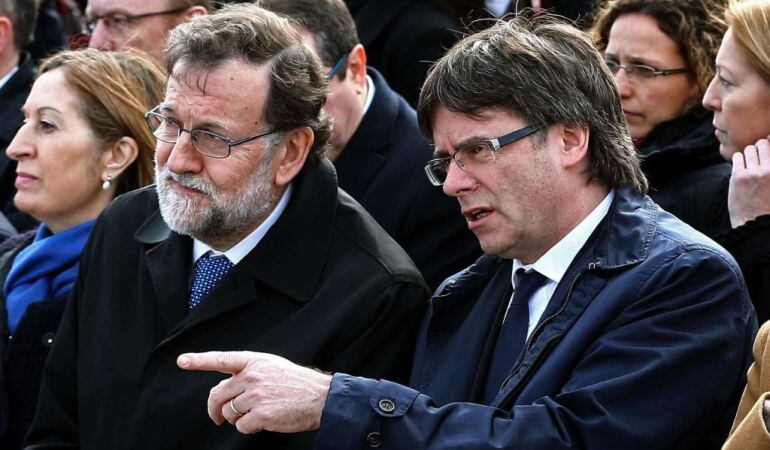 Mariano Rajoy y Carles Puigdemont durante el homenaje a las víctimas de Germanwings