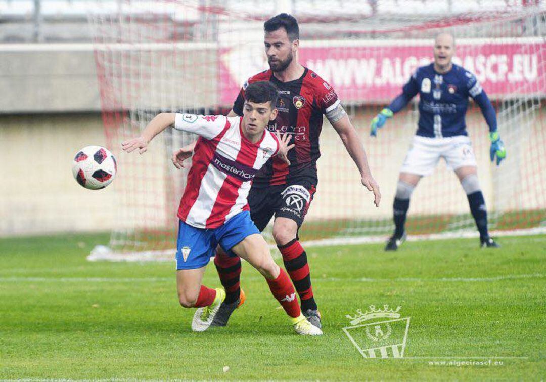 Juanjo protege un balón.